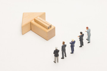 矢印とビジネスマン