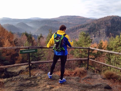 man enjoying view over oybin