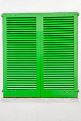 volets battants persiennés à lames à la française 