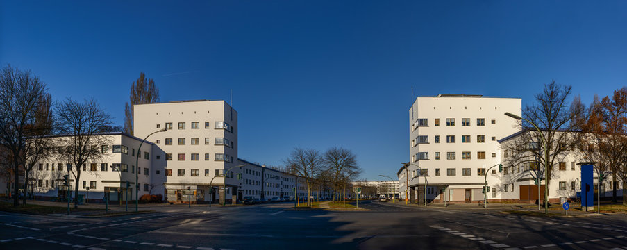 Architektonisches  Weltkulturerbe: Torh&auml;user der "Wei&szlig;en Stadt" in Berlin-Reinickendorf