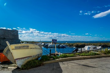 Vieille barque échouée.