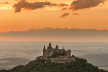Obraz premium Burg Hohenzollern mit Blick auf die Schwäbische Alb