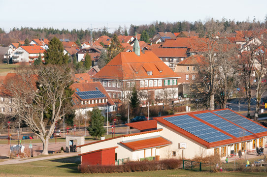 Dorf mit Rathaus im Schwarzwald
