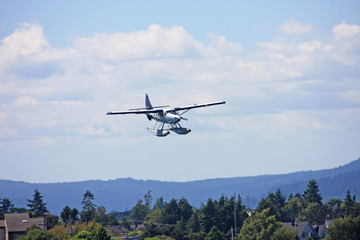 Fototapeta na wymiar Seaplane approaching landing