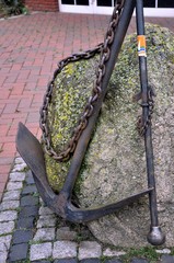 Ein Anker mit Kette, symbolich für Treue und Hoffnung