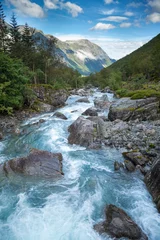 Foto op Plexiglas Rivier Noors landschap met melkblauwe gletsjerrivier bij Trollstigen