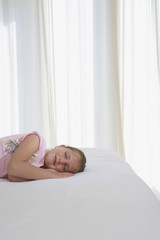 Obraz na płótnie Canvas Young girl sleeping in bed