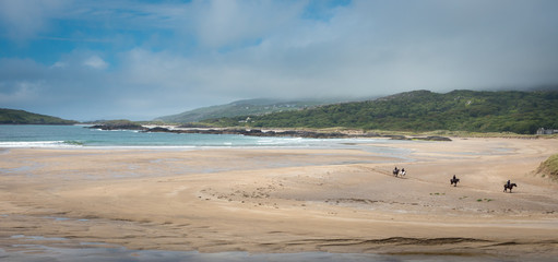Fototapeta na wymiar Reiten am Strand in Irlandd