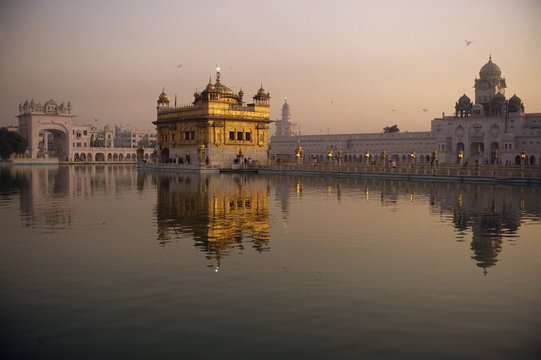 The Guru's Bridge over the Pool of Nectar, leading to the Golden Temple of Amritsar, Punjab State, sia