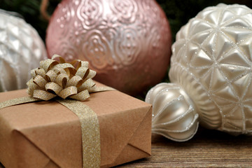 Weihnachtsgeschenk und Christbaumschmuck