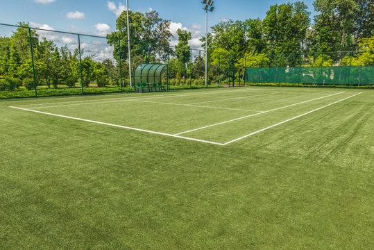 Теннисный корт в ландшафтном парке