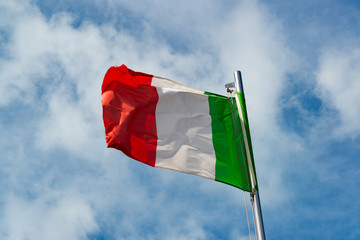 Fototapeta na wymiar Fahne Italienische Republik vor blauem Himmel
