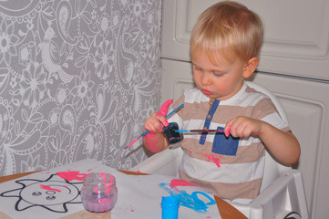  A cute little boy is drawing a picture