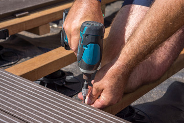 visser les lames de la terrasse