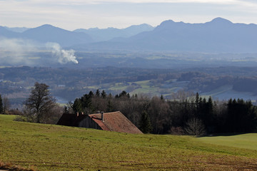 Weitsicht vom hohen Peissenberg in das bayer. Voralpenland bei Fönlage