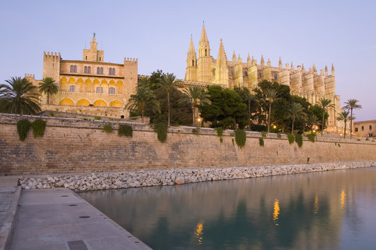 View at dusk from Parc de la Mar to the Almudaina Palace and cathedral, Palma de Mallorca, Mallorca, Balearic Islands, Spain