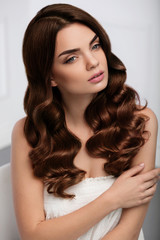 Naklejka premium Curly Hair Style. Beautiful Woman Model With Long Wavy Hairstyle