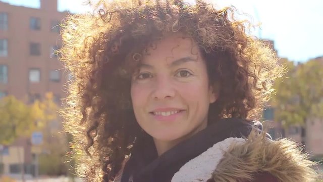 Chica sonriente lanza beso