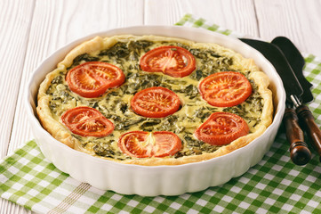 Quiche with spinach, feta and tomatoes.