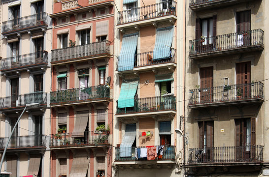 FACCIATE NEL CENTRO STORICO DI BARCELONA