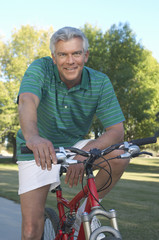 Obraz premium Portrait of a happy Caucasian man with bicycle