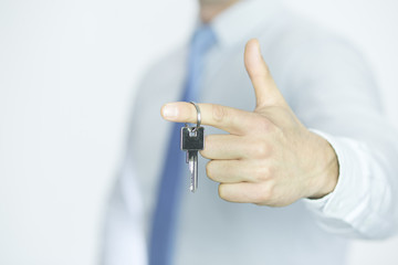 Mann mit Schl&uuml;ssel am Finger