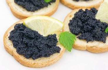 Tartines with caviar and lemon