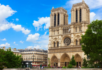Notre Dame cathedral facade in Paris, France - obrazy, fototapety, plakaty
