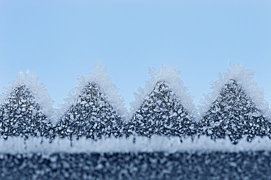 Eiskristalle auf Zaunspitzen