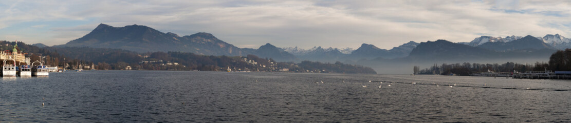 Svizzera, 08/12/2016: le Alpi svizzere e il Lago dei Quattro Cantoni nella citt&agrave; medievale di Lucerna, nella zona di lingua tedesca