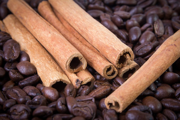 Zimt mit Kaffeebohnen