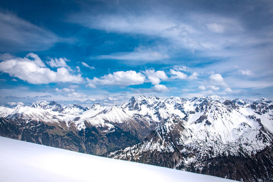 Klimawandel - schneebedeckte Berggipfel der Alpen im Fr&uuml;hling