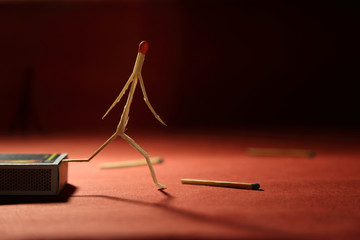 Ludzie z zapałek na czerwonym tle. © Stanisław Błachowicz