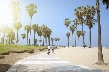 Gartenposter Abstieg zum Strand Menschen genießen einen sonnigen Tag am Strand von Venice, Kalifornien