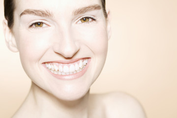 Obraz premium Closeup portrait of a happy beautiful young woman with clean fresh skin