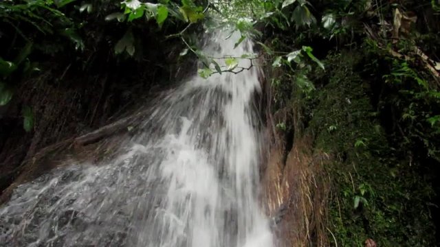 Cascada en el Lago Calima