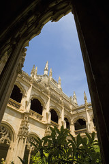 Arcade of balcony surrounding palace courtyard.