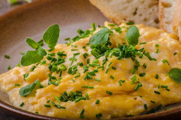Scrambled eggs with herbs