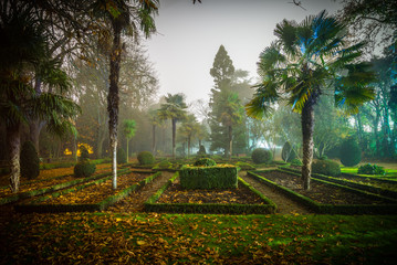 Jardín del Campo Grande Valladolid con niebla por la noche
