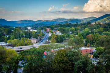 Fototapeta na wymiar View of mountains surrounding Asheville, North Carolina.