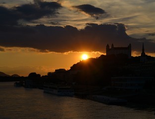 Obraz premium Castle in Bratislava during sunset.