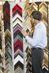 Obraz premium Young man browsing at a frame store