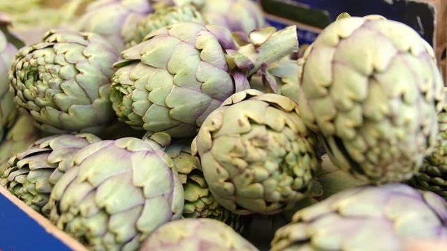 artichokes at the market: change of focus