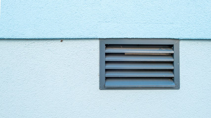 Lüfungsgitter aussen rechts an einer blauen Mauer