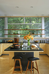 Retro styled domestic room with black worktop and kitchen island