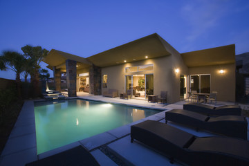 Fototapeta na wymiar Luxurious house with swimming pool at night