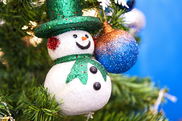 happy snowmans with christmas tree