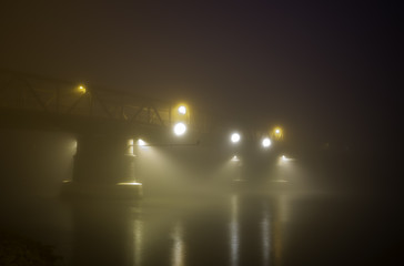 Beleuchtete Brücke über den Main zwischen Mainz Kostheim und Gustavsburg im Frühnebel eines Wintermorgens
