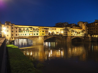 Fototapeta premium Ponte Vecchio in Florence at night