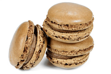 Macarons mit Schokoladengeschmack isoliert auf weißem Hintergrund